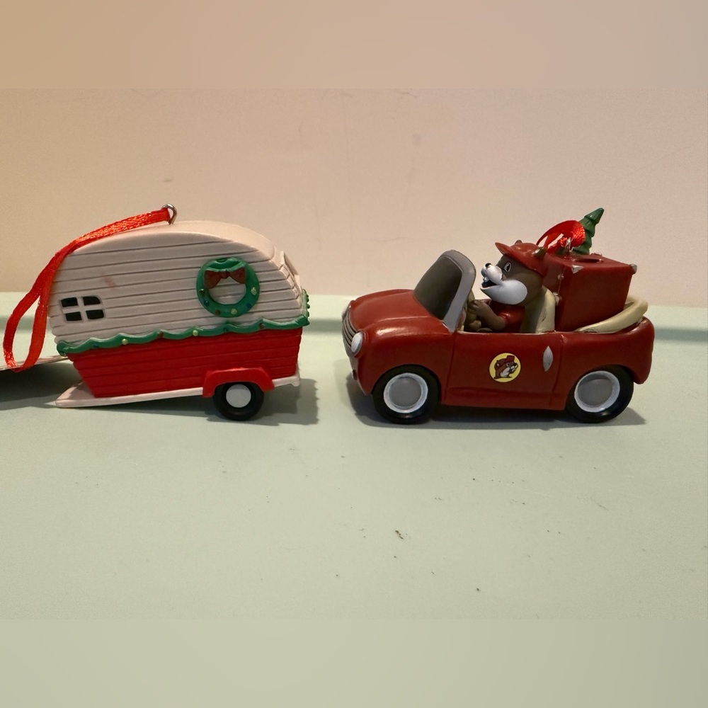 Adorable Holiday Buc-ees Car and Trailer Ornaments- Set of 2- NWT - Picture 3 of 4